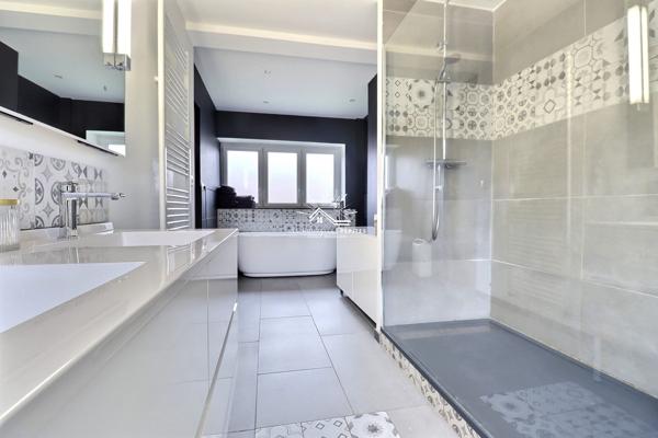 Maison spacieuse avec jardin, piscine et garage