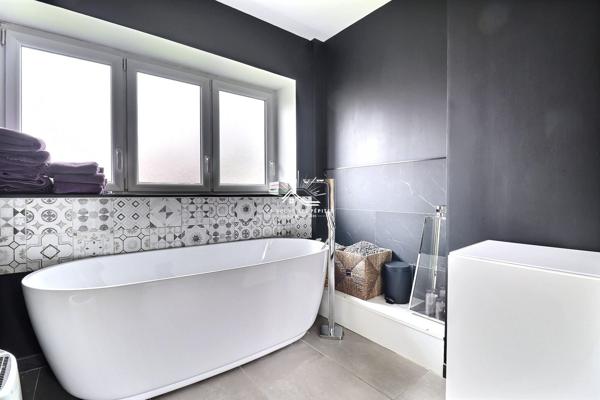 Maison spacieuse avec jardin, piscine et garage