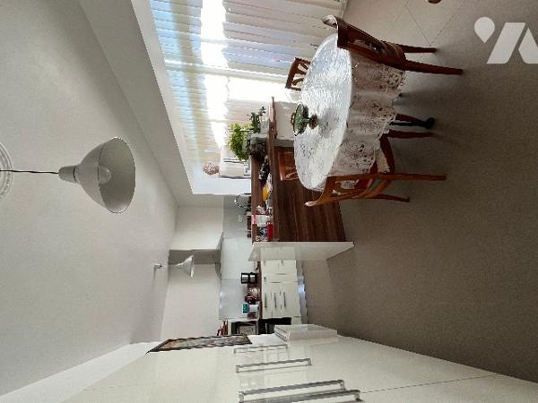 Beaucaire proche du centre ville, maison de 277 m² sur un terrain de 1235 m² clos et arboré.