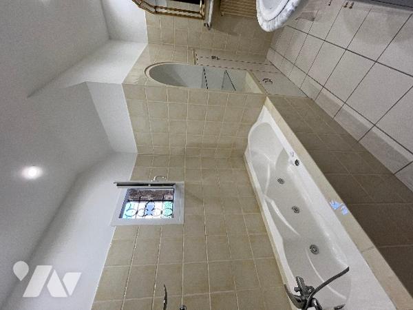 Beaucaire proche du centre ville, maison de 277 m² sur un terrain de 1235 m² clos et arboré.