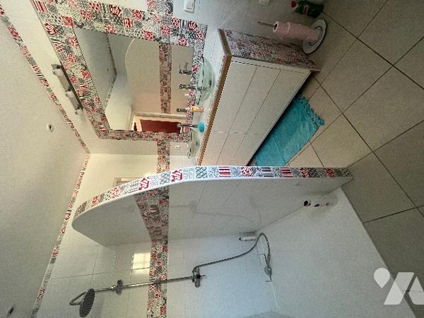 Beaucaire proche du centre ville, maison de 277 m² sur un terrain de 1235 m² clos et arboré.