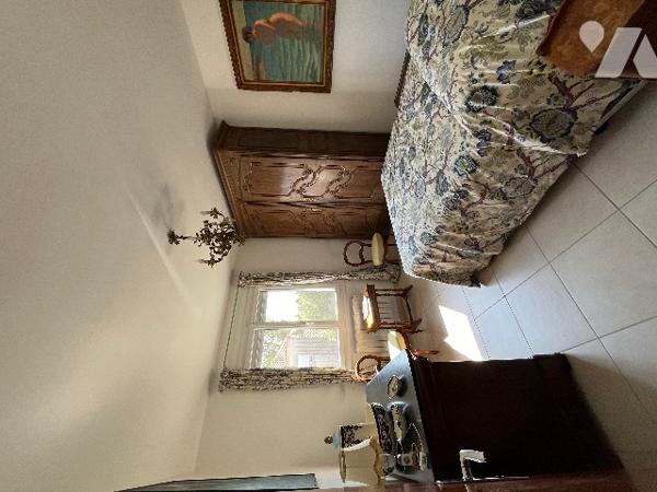 Beaucaire proche du centre ville, maison de 277 m² sur un terrain de 1235 m² clos et arboré.