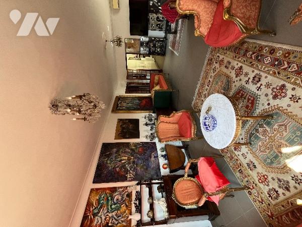 Beaucaire proche du centre ville, maison de 277 m² sur un terrain de 1235 m² clos et arboré.