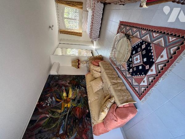 Beaucaire proche du centre ville, maison de 277 m² sur un terrain de 1235 m² clos et arboré.