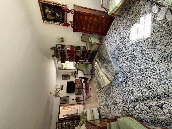 Beaucaire proche du centre ville, maison de 277 m² sur un terrain de 1235 m² clos et arboré.