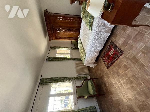 Beaucaire proche du centre ville, maison de 277 m² sur un terrain de 1235 m² clos et arboré.