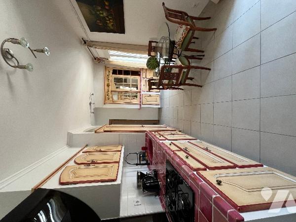 Beaucaire proche du centre ville, maison de 277 m² sur un terrain de 1235 m² clos et arboré.