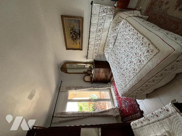 Beaucaire proche du centre ville, maison de 277 m² sur un terrain de 1235 m² clos et arboré.