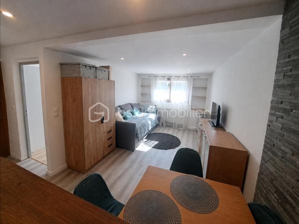 Au cœur du centre-ville, découvrez ce charmant appartement de type 2 de 35 m², situé au 4ème étage avec ascenseur d’une petite copropriété bien entretenue.
Baigné de lumière grâce à son exposition plein sud, cet appartement bénéficie d’une belle vue dégagée, avec notamment une agréable perspective sur la rivière de la Bienne. Un véritable petit cocon, entièrement rénové en début d’année, où chaque espace a été intelligemment pensé et optimisé.
L’appartement se compose d’un hall d’entrée avec dressing, d’une belle salle d’eau avec douche à l’italienne et WC, d’une chambre, ainsi que d’une cuisine ouverte sur une pièce de vie lumineuse et conviviale.
Malgré ses 35 m², l’appartement offre une organisation fonctionnelle et de nombreux rangements, permettant de profiter pleinement de chaque espace. Son étage, sa luminosité et sa vue dégagée lui confèrent une agréable sensation d’espace et de tranquillité, tout en bénéficiant de la proximité immédiate des commodités du centre-ville.
Entièrement rénové, fonctionnel et facile à vivre, ce bien constitue une belle opportunité pour un premier achat, notamment pour un jeune actif ou un travailleur frontalier souhaitant devenir propriétaire plutôt que de rester locataire, la Suisse étant située à seulement 12 km.
Son accessibilité avec ascenseur peut également répondre aux besoins d’une personne à mobilité réduite ou d’une personne âgée.
Enfin, grâce à son emplacement et à sa configuration, cet appartement peut également représenter un investissement intéressant avec la possibilité d’une mise en location à terme.
Un appartement chaleureux, lumineux et soigneusement aménagé, idéal pour profiter d’un véritable cocon en plein centre-ville, avec la Bienne et la montagne comme décor. Un grand grenier vient compléter ce lot.