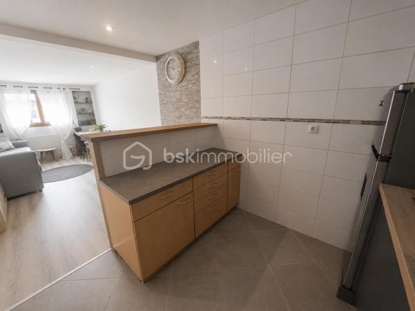 Au cœur du centre-ville, découvrez ce charmant appartement de type 2 de 35 m², situé au 4ème étage avec ascenseur d’une petite copropriété bien entretenue.
Baigné de lumière grâce à son exposition plein sud, cet appartement bénéficie d’une belle vue dégagée, avec notamment une agréable perspective sur la rivière de la Bienne. Un véritable petit cocon, entièrement rénové en début d’année, où chaque espace a été intelligemment pensé et optimisé.
L’appartement se compose d’un hall d’entrée avec dressing, d’une belle salle d’eau avec douche à l’italienne et WC, d’une chambre, ainsi que d’une cuisine ouverte sur une pièce de vie lumineuse et conviviale.
Malgré ses 35 m², l’appartement offre une organisation fonctionnelle et de nombreux rangements, permettant de profiter pleinement de chaque espace. Son étage, sa luminosité et sa vue dégagée lui confèrent une agréable sensation d’espace et de tranquillité, tout en bénéficiant de la proximité immédiate des commodités du centre-ville.
Entièrement rénové, fonctionnel et facile à vivre, ce bien constitue une belle opportunité pour un premier achat, notamment pour un jeune actif ou un travailleur frontalier souhaitant devenir propriétaire plutôt que de rester locataire, la Suisse étant située à seulement 12 km.
Son accessibilité avec ascenseur peut également répondre aux besoins d’une personne à mobilité réduite ou d’une personne âgée.
Enfin, grâce à son emplacement et à sa configuration, cet appartement peut également représenter un investissement intéressant avec la possibilité d’une mise en location à terme.
Un appartement chaleureux, lumineux et soigneusement aménagé, idéal pour profiter d’un véritable cocon en plein centre-ville, avec la Bienne et la montagne comme décor. Un grand grenier vient compléter ce lot.