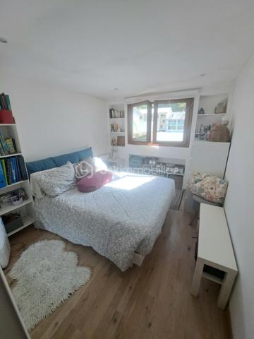Au cœur du centre-ville, découvrez ce charmant appartement de type 2 de 35 m², situé au 4ème étage avec ascenseur d’une petite copropriété bien entretenue.
Baigné de lumière grâce à son exposition plein sud, cet appartement bénéficie d’une belle vue dégagée, avec notamment une agréable perspective sur la rivière de la Bienne. Un véritable petit cocon, entièrement rénové en début d’année, où chaque espace a été intelligemment pensé et optimisé.
L’appartement se compose d’un hall d’entrée avec dressing, d’une belle salle d’eau avec douche à l’italienne et WC, d’une chambre, ainsi que d’une cuisine ouverte sur une pièce de vie lumineuse et conviviale.
Malgré ses 35 m², l’appartement offre une organisation fonctionnelle et de nombreux rangements, permettant de profiter pleinement de chaque espace. Son étage, sa luminosité et sa vue dégagée lui confèrent une agréable sensation d’espace et de tranquillité, tout en bénéficiant de la proximité immédiate des commodités du centre-ville.
Entièrement rénové, fonctionnel et facile à vivre, ce bien constitue une belle opportunité pour un premier achat, notamment pour un jeune actif ou un travailleur frontalier souhaitant devenir propriétaire plutôt que de rester locataire, la Suisse étant située à seulement 12 km.
Son accessibilité avec ascenseur peut également répondre aux besoins d’une personne à mobilité réduite ou d’une personne âgée.
Enfin, grâce à son emplacement et à sa configuration, cet appartement peut également représenter un investissement intéressant avec la possibilité d’une mise en location à terme.
Un appartement chaleureux, lumineux et soigneusement aménagé, idéal pour profiter d’un véritable cocon en plein centre-ville, avec la Bienne et la montagne comme décor. Un grand grenier vient compléter ce lot.