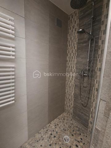 Au cœur du centre-ville, découvrez ce charmant appartement de type 2 de 35 m², situé au 4ème étage avec ascenseur d’une petite copropriété bien entretenue.
Baigné de lumière grâce à son exposition plein sud, cet appartement bénéficie d’une belle vue dégagée, avec notamment une agréable perspective sur la rivière de la Bienne. Un véritable petit cocon, entièrement rénové en début d’année, où chaque espace a été intelligemment pensé et optimisé.
L’appartement se compose d’un hall d’entrée avec dressing, d’une belle salle d’eau avec douche à l’italienne et WC, d’une chambre, ainsi que d’une cuisine ouverte sur une pièce de vie lumineuse et conviviale.
Malgré ses 35 m², l’appartement offre une organisation fonctionnelle et de nombreux rangements, permettant de profiter pleinement de chaque espace. Son étage, sa luminosité et sa vue dégagée lui confèrent une agréable sensation d’espace et de tranquillité, tout en bénéficiant de la proximité immédiate des commodités du centre-ville.
Entièrement rénové, fonctionnel et facile à vivre, ce bien constitue une belle opportunité pour un premier achat, notamment pour un jeune actif ou un travailleur frontalier souhaitant devenir propriétaire plutôt que de rester locataire, la Suisse étant située à seulement 12 km.
Son accessibilité avec ascenseur peut également répondre aux besoins d’une personne à mobilité réduite ou d’une personne âgée.
Enfin, grâce à son emplacement et à sa configuration, cet appartement peut également représenter un investissement intéressant avec la possibilité d’une mise en location à terme.
Un appartement chaleureux, lumineux et soigneusement aménagé, idéal pour profiter d’un véritable cocon en plein centre-ville, avec la Bienne et la montagne comme décor. Un grand grenier vient compléter ce lot.