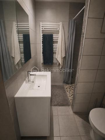 Au cœur du centre-ville, découvrez ce charmant appartement de type 2 de 35 m², situé au 4ème étage avec ascenseur d’une petite copropriété bien entretenue.
Baigné de lumière grâce à son exposition plein sud, cet appartement bénéficie d’une belle vue dégagée, avec notamment une agréable perspective sur la rivière de la Bienne. Un véritable petit cocon, entièrement rénové en début d’année, où chaque espace a été intelligemment pensé et optimisé.
L’appartement se compose d’un hall d’entrée avec dressing, d’une belle salle d’eau avec douche à l’italienne et WC, d’une chambre, ainsi que d’une cuisine ouverte sur une pièce de vie lumineuse et conviviale.
Malgré ses 35 m², l’appartement offre une organisation fonctionnelle et de nombreux rangements, permettant de profiter pleinement de chaque espace. Son étage, sa luminosité et sa vue dégagée lui confèrent une agréable sensation d’espace et de tranquillité, tout en bénéficiant de la proximité immédiate des commodités du centre-ville.
Entièrement rénové, fonctionnel et facile à vivre, ce bien constitue une belle opportunité pour un premier achat, notamment pour un jeune actif ou un travailleur frontalier souhaitant devenir propriétaire plutôt que de rester locataire, la Suisse étant située à seulement 12 km.
Son accessibilité avec ascenseur peut également répondre aux besoins d’une personne à mobilité réduite ou d’une personne âgée.
Enfin, grâce à son emplacement et à sa configuration, cet appartement peut également représenter un investissement intéressant avec la possibilité d’une mise en location à terme.
Un appartement chaleureux, lumineux et soigneusement aménagé, idéal pour profiter d’un véritable cocon en plein centre-ville, avec la Bienne et la montagne comme décor. Un grand grenier vient compléter ce lot.