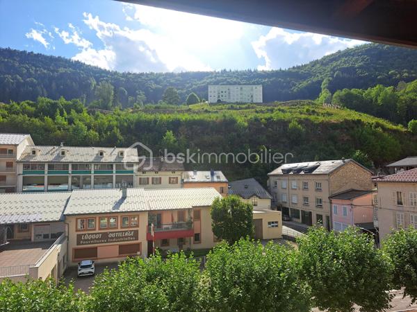 Au cœur du centre-ville, découvrez ce charmant appartement de type 2 de 35 m², situé au 4ème étage avec ascenseur d’une petite copropriété bien entretenue.
Baigné de lumière grâce à son exposition plein sud, cet appartement bénéficie d’une belle vue dégagée, avec notamment une agréable perspective sur la rivière de la Bienne. Un véritable petit cocon, entièrement rénové en début d’année, où chaque espace a été intelligemment pensé et optimisé.
L’appartement se compose d’un hall d’entrée avec dressing, d’une belle salle d’eau avec douche à l’italienne et WC, d’une chambre, ainsi que d’une cuisine ouverte sur une pièce de vie lumineuse et conviviale.
Malgré ses 35 m², l’appartement offre une organisation fonctionnelle et de nombreux rangements, permettant de profiter pleinement de chaque espace. Son étage, sa luminosité et sa vue dégagée lui confèrent une agréable sensation d’espace et de tranquillité, tout en bénéficiant de la proximité immédiate des commodités du centre-ville.
Entièrement rénové, fonctionnel et facile à vivre, ce bien constitue une belle opportunité pour un premier achat, notamment pour un jeune actif ou un travailleur frontalier souhaitant devenir propriétaire plutôt que de rester locataire, la Suisse étant située à seulement 12 km.
Son accessibilité avec ascenseur peut également répondre aux besoins d’une personne à mobilité réduite ou d’une personne âgée.
Enfin, grâce à son emplacement et à sa configuration, cet appartement peut également représenter un investissement intéressant avec la possibilité d’une mise en location à terme.
Un appartement chaleureux, lumineux et soigneusement aménagé, idéal pour profiter d’un véritable cocon en plein centre-ville, avec la Bienne et la montagne comme décor. Un grand grenier vient compléter ce lot.