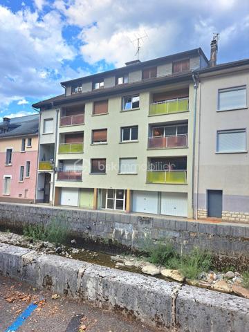Au cœur du centre-ville, découvrez ce charmant appartement de type 2 de 35 m², situé au 4ème étage avec ascenseur d’une petite copropriété bien entretenue.
Baigné de lumière grâce à son exposition plein sud, cet appartement bénéficie d’une belle vue dégagée, avec notamment une agréable perspective sur la rivière de la Bienne. Un véritable petit cocon, entièrement rénové en début d’année, où chaque espace a été intelligemment pensé et optimisé.
L’appartement se compose d’un hall d’entrée avec dressing, d’une belle salle d’eau avec douche à l’italienne et WC, d’une chambre, ainsi que d’une cuisine ouverte sur une pièce de vie lumineuse et conviviale.
Malgré ses 35 m², l’appartement offre une organisation fonctionnelle et de nombreux rangements, permettant de profiter pleinement de chaque espace. Son étage, sa luminosité et sa vue dégagée lui confèrent une agréable sensation d’espace et de tranquillité, tout en bénéficiant de la proximité immédiate des commodités du centre-ville.
Entièrement rénové, fonctionnel et facile à vivre, ce bien constitue une belle opportunité pour un premier achat, notamment pour un jeune actif ou un travailleur frontalier souhaitant devenir propriétaire plutôt que de rester locataire, la Suisse étant située à seulement 12 km.
Son accessibilité avec ascenseur peut également répondre aux besoins d’une personne à mobilité réduite ou d’une personne âgée.
Enfin, grâce à son emplacement et à sa configuration, cet appartement peut également représenter un investissement intéressant avec la possibilité d’une mise en location à terme.
Un appartement chaleureux, lumineux et soigneusement aménagé, idéal pour profiter d’un véritable cocon en plein centre-ville, avec la Bienne et la montagne comme décor. Un grand grenier vient compléter ce lot.