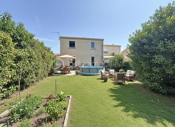*** EXCLUSIVITE *** 
Marseillan – Maison avec jardin de 89m2 habitables, garage et fort potentiel

Dans un secteur résidentiel recherché de Marseillan, au calme d'une rue peu passante exclusivement fréquentée par les riverains, découvrez cette maison individuelle de 1979 offrant un beau potentiel d'aménagement.

En R+1, elle se compose au rez-de-chaussée d'un agréable salon-séjour lumineux ouvrant sur le jardin arrière, d'une spacieuse cuisine indépendante également accessible depuis l'extérieur, d'un WC séparé, d'un accès direct au garage ainsi que d'un très grand sous-sol, idéal pour le stockage ou un atelier.

À l'extérieur, vous profiterez d'un jardin à l'avant de la maison ainsi que d'un second espace à l'arrière, véritable prolongement des pièces de vie. Le terrain, piscinable, offre de nombreuses possibilités d'aménagement pour créer un espace extérieur à votre image.

À l'étage, l'espace nuit comprend trois chambres, dont deux disposent de placards intégrés, ainsi qu'une grande salle d'eau avec WC.

Des travaux de rafraîchissement sont à prévoir afin de remettre cette maison au goût du jour et d'exploiter pleinement son fort potentiel.

Le centre-ville de Marseillan, ses commerces, ses écoles et l'ensemble des commodités sont accessibles en une quinzaine de minutes à pied, offrant un cadre de vie pratique et agréable.

Une belle opportunité pour une résidence principale, une maison de vacances ou un investissement dans une commune très prisée du littoral héraultais.

Plus d'informations ou pour programmer une visite, Jonathan Deniau au O6 81 16 71 20.