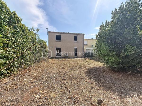 *** EXCLUSIVITE *** 
Marseillan – Maison avec jardin de 89m2 habitables, garage et fort potentiel

Dans un secteur résidentiel recherché de Marseillan, au calme d'une rue peu passante exclusivement fréquentée par les riverains, découvrez cette maison individuelle de 1979 offrant un beau potentiel d'aménagement.

En R+1, elle se compose au rez-de-chaussée d'un agréable salon-séjour lumineux ouvrant sur le jardin arrière, d'une spacieuse cuisine indépendante également accessible depuis l'extérieur, d'un WC séparé, d'un accès direct au garage ainsi que d'un très grand sous-sol, idéal pour le stockage ou un atelier.

À l'extérieur, vous profiterez d'un jardin à l'avant de la maison ainsi que d'un second espace à l'arrière, véritable prolongement des pièces de vie. Le terrain, piscinable, offre de nombreuses possibilités d'aménagement pour créer un espace extérieur à votre image.

À l'étage, l'espace nuit comprend trois chambres, dont deux disposent de placards intégrés, ainsi qu'une grande salle d'eau avec WC.

Des travaux de rafraîchissement sont à prévoir afin de remettre cette maison au goût du jour et d'exploiter pleinement son fort potentiel.

Le centre-ville de Marseillan, ses commerces, ses écoles et l'ensemble des commodités sont accessibles en une quinzaine de minutes à pied, offrant un cadre de vie pratique et agréable.

Une belle opportunité pour une résidence principale, une maison de vacances ou un investissement dans une commune très prisée du littoral héraultais.

Plus d'informations ou pour programmer une visite, Jonathan Deniau au O6 81 16 71 20.