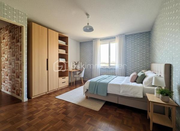 *** EXCLUSIVITE *** 
Marseillan – Maison avec jardin de 89m2 habitables, garage et fort potentiel

Dans un secteur résidentiel recherché de Marseillan, au calme d'une rue peu passante exclusivement fréquentée par les riverains, découvrez cette maison individuelle de 1979 offrant un beau potentiel d'aménagement.

En R+1, elle se compose au rez-de-chaussée d'un agréable salon-séjour lumineux ouvrant sur le jardin arrière, d'une spacieuse cuisine indépendante également accessible depuis l'extérieur, d'un WC séparé, d'un accès direct au garage ainsi que d'un très grand sous-sol, idéal pour le stockage ou un atelier.

À l'extérieur, vous profiterez d'un jardin à l'avant de la maison ainsi que d'un second espace à l'arrière, véritable prolongement des pièces de vie. Le terrain, piscinable, offre de nombreuses possibilités d'aménagement pour créer un espace extérieur à votre image.

À l'étage, l'espace nuit comprend trois chambres, dont deux disposent de placards intégrés, ainsi qu'une grande salle d'eau avec WC.

Des travaux de rafraîchissement sont à prévoir afin de remettre cette maison au goût du jour et d'exploiter pleinement son fort potentiel.

Le centre-ville de Marseillan, ses commerces, ses écoles et l'ensemble des commodités sont accessibles en une quinzaine de minutes à pied, offrant un cadre de vie pratique et agréable.

Une belle opportunité pour une résidence principale, une maison de vacances ou un investissement dans une commune très prisée du littoral héraultais.

Plus d'informations ou pour programmer une visite, Jonathan Deniau au O6 81 16 71 20.