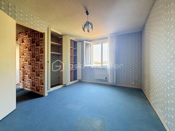 *** EXCLUSIVITE *** 
Marseillan – Maison avec jardin de 89m2 habitables, garage et fort potentiel

Dans un secteur résidentiel recherché de Marseillan, au calme d'une rue peu passante exclusivement fréquentée par les riverains, découvrez cette maison individuelle de 1979 offrant un beau potentiel d'aménagement.

En R+1, elle se compose au rez-de-chaussée d'un agréable salon-séjour lumineux ouvrant sur le jardin arrière, d'une spacieuse cuisine indépendante également accessible depuis l'extérieur, d'un WC séparé, d'un accès direct au garage ainsi que d'un très grand sous-sol, idéal pour le stockage ou un atelier.

À l'extérieur, vous profiterez d'un jardin à l'avant de la maison ainsi que d'un second espace à l'arrière, véritable prolongement des pièces de vie. Le terrain, piscinable, offre de nombreuses possibilités d'aménagement pour créer un espace extérieur à votre image.

À l'étage, l'espace nuit comprend trois chambres, dont deux disposent de placards intégrés, ainsi qu'une grande salle d'eau avec WC.

Des travaux de rafraîchissement sont à prévoir afin de remettre cette maison au goût du jour et d'exploiter pleinement son fort potentiel.

Le centre-ville de Marseillan, ses commerces, ses écoles et l'ensemble des commodités sont accessibles en une quinzaine de minutes à pied, offrant un cadre de vie pratique et agréable.

Une belle opportunité pour une résidence principale, une maison de vacances ou un investissement dans une commune très prisée du littoral héraultais.

Plus d'informations ou pour programmer une visite, Jonathan Deniau au O6 81 16 71 20.