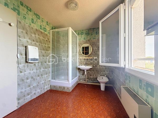 *** EXCLUSIVITE *** 
Marseillan – Maison avec jardin de 89m2 habitables, garage et fort potentiel

Dans un secteur résidentiel recherché de Marseillan, au calme d'une rue peu passante exclusivement fréquentée par les riverains, découvrez cette maison individuelle de 1979 offrant un beau potentiel d'aménagement.

En R+1, elle se compose au rez-de-chaussée d'un agréable salon-séjour lumineux ouvrant sur le jardin arrière, d'une spacieuse cuisine indépendante également accessible depuis l'extérieur, d'un WC séparé, d'un accès direct au garage ainsi que d'un très grand sous-sol, idéal pour le stockage ou un atelier.

À l'extérieur, vous profiterez d'un jardin à l'avant de la maison ainsi que d'un second espace à l'arrière, véritable prolongement des pièces de vie. Le terrain, piscinable, offre de nombreuses possibilités d'aménagement pour créer un espace extérieur à votre image.

À l'étage, l'espace nuit comprend trois chambres, dont deux disposent de placards intégrés, ainsi qu'une grande salle d'eau avec WC.

Des travaux de rafraîchissement sont à prévoir afin de remettre cette maison au goût du jour et d'exploiter pleinement son fort potentiel.

Le centre-ville de Marseillan, ses commerces, ses écoles et l'ensemble des commodités sont accessibles en une quinzaine de minutes à pied, offrant un cadre de vie pratique et agréable.

Une belle opportunité pour une résidence principale, une maison de vacances ou un investissement dans une commune très prisée du littoral héraultais.

Plus d'informations ou pour programmer une visite, Jonathan Deniau au O6 81 16 71 20.