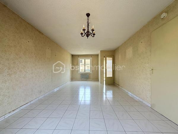 *** EXCLUSIVITE *** 
Marseillan – Maison avec jardin de 89m2 habitables, garage et fort potentiel

Dans un secteur résidentiel recherché de Marseillan, au calme d'une rue peu passante exclusivement fréquentée par les riverains, découvrez cette maison individuelle de 1979 offrant un beau potentiel d'aménagement.

En R+1, elle se compose au rez-de-chaussée d'un agréable salon-séjour lumineux ouvrant sur le jardin arrière, d'une spacieuse cuisine indépendante également accessible depuis l'extérieur, d'un WC séparé, d'un accès direct au garage ainsi que d'un très grand sous-sol, idéal pour le stockage ou un atelier.

À l'extérieur, vous profiterez d'un jardin à l'avant de la maison ainsi que d'un second espace à l'arrière, véritable prolongement des pièces de vie. Le terrain, piscinable, offre de nombreuses possibilités d'aménagement pour créer un espace extérieur à votre image.

À l'étage, l'espace nuit comprend trois chambres, dont deux disposent de placards intégrés, ainsi qu'une grande salle d'eau avec WC.

Des travaux de rafraîchissement sont à prévoir afin de remettre cette maison au goût du jour et d'exploiter pleinement son fort potentiel.

Le centre-ville de Marseillan, ses commerces, ses écoles et l'ensemble des commodités sont accessibles en une quinzaine de minutes à pied, offrant un cadre de vie pratique et agréable.

Une belle opportunité pour une résidence principale, une maison de vacances ou un investissement dans une commune très prisée du littoral héraultais.

Plus d'informations ou pour programmer une visite, Jonathan Deniau au O6 81 16 71 20.