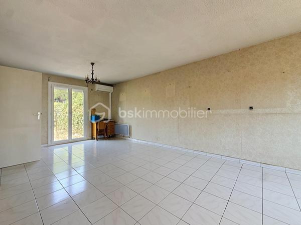 *** EXCLUSIVITE *** 
Marseillan – Maison avec jardin de 89m2 habitables, garage et fort potentiel

Dans un secteur résidentiel recherché de Marseillan, au calme d'une rue peu passante exclusivement fréquentée par les riverains, découvrez cette maison individuelle de 1979 offrant un beau potentiel d'aménagement.

En R+1, elle se compose au rez-de-chaussée d'un agréable salon-séjour lumineux ouvrant sur le jardin arrière, d'une spacieuse cuisine indépendante également accessible depuis l'extérieur, d'un WC séparé, d'un accès direct au garage ainsi que d'un très grand sous-sol, idéal pour le stockage ou un atelier.

À l'extérieur, vous profiterez d'un jardin à l'avant de la maison ainsi que d'un second espace à l'arrière, véritable prolongement des pièces de vie. Le terrain, piscinable, offre de nombreuses possibilités d'aménagement pour créer un espace extérieur à votre image.

À l'étage, l'espace nuit comprend trois chambres, dont deux disposent de placards intégrés, ainsi qu'une grande salle d'eau avec WC.

Des travaux de rafraîchissement sont à prévoir afin de remettre cette maison au goût du jour et d'exploiter pleinement son fort potentiel.

Le centre-ville de Marseillan, ses commerces, ses écoles et l'ensemble des commodités sont accessibles en une quinzaine de minutes à pied, offrant un cadre de vie pratique et agréable.

Une belle opportunité pour une résidence principale, une maison de vacances ou un investissement dans une commune très prisée du littoral héraultais.

Plus d'informations ou pour programmer une visite, Jonathan Deniau au O6 81 16 71 20.