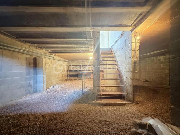 *** EXCLUSIVITE *** 
Marseillan – Maison avec jardin de 89m2 habitables, garage et fort potentiel

Dans un secteur résidentiel recherché de Marseillan, au calme d'une rue peu passante exclusivement fréquentée par les riverains, découvrez cette maison individuelle de 1979 offrant un beau potentiel d'aménagement.

En R+1, elle se compose au rez-de-chaussée d'un agréable salon-séjour lumineux ouvrant sur le jardin arrière, d'une spacieuse cuisine indépendante également accessible depuis l'extérieur, d'un WC séparé, d'un accès direct au garage ainsi que d'un très grand sous-sol, idéal pour le stockage ou un atelier.

À l'extérieur, vous profiterez d'un jardin à l'avant de la maison ainsi que d'un second espace à l'arrière, véritable prolongement des pièces de vie. Le terrain, piscinable, offre de nombreuses possibilités d'aménagement pour créer un espace extérieur à votre image.

À l'étage, l'espace nuit comprend trois chambres, dont deux disposent de placards intégrés, ainsi qu'une grande salle d'eau avec WC.

Des travaux de rafraîchissement sont à prévoir afin de remettre cette maison au goût du jour et d'exploiter pleinement son fort potentiel.

Le centre-ville de Marseillan, ses commerces, ses écoles et l'ensemble des commodités sont accessibles en une quinzaine de minutes à pied, offrant un cadre de vie pratique et agréable.

Une belle opportunité pour une résidence principale, une maison de vacances ou un investissement dans une commune très prisée du littoral héraultais.

Plus d'informations ou pour programmer une visite, Jonathan Deniau au O6 81 16 71 20.