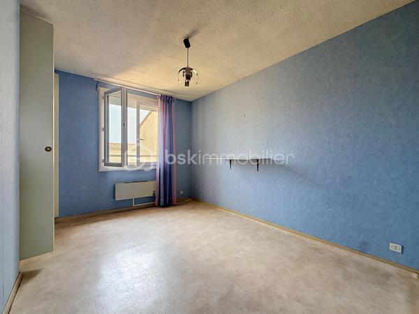 *** EXCLUSIVITE *** 
Marseillan – Maison avec jardin de 89m2 habitables, garage et fort potentiel

Dans un secteur résidentiel recherché de Marseillan, au calme d'une rue peu passante exclusivement fréquentée par les riverains, découvrez cette maison individuelle de 1979 offrant un beau potentiel d'aménagement.

En R+1, elle se compose au rez-de-chaussée d'un agréable salon-séjour lumineux ouvrant sur le jardin arrière, d'une spacieuse cuisine indépendante également accessible depuis l'extérieur, d'un WC séparé, d'un accès direct au garage ainsi que d'un très grand sous-sol, idéal pour le stockage ou un atelier.

À l'extérieur, vous profiterez d'un jardin à l'avant de la maison ainsi que d'un second espace à l'arrière, véritable prolongement des pièces de vie. Le terrain, piscinable, offre de nombreuses possibilités d'aménagement pour créer un espace extérieur à votre image.

À l'étage, l'espace nuit comprend trois chambres, dont deux disposent de placards intégrés, ainsi qu'une grande salle d'eau avec WC.

Des travaux de rafraîchissement sont à prévoir afin de remettre cette maison au goût du jour et d'exploiter pleinement son fort potentiel.

Le centre-ville de Marseillan, ses commerces, ses écoles et l'ensemble des commodités sont accessibles en une quinzaine de minutes à pied, offrant un cadre de vie pratique et agréable.

Une belle opportunité pour une résidence principale, une maison de vacances ou un investissement dans une commune très prisée du littoral héraultais.

Plus d'informations ou pour programmer une visite, Jonathan Deniau au O6 81 16 71 20.