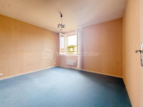 *** EXCLUSIVITE *** 
Marseillan – Maison avec jardin de 89m2 habitables, garage et fort potentiel

Dans un secteur résidentiel recherché de Marseillan, au calme d'une rue peu passante exclusivement fréquentée par les riverains, découvrez cette maison individuelle de 1979 offrant un beau potentiel d'aménagement.

En R+1, elle se compose au rez-de-chaussée d'un agréable salon-séjour lumineux ouvrant sur le jardin arrière, d'une spacieuse cuisine indépendante également accessible depuis l'extérieur, d'un WC séparé, d'un accès direct au garage ainsi que d'un très grand sous-sol, idéal pour le stockage ou un atelier.

À l'extérieur, vous profiterez d'un jardin à l'avant de la maison ainsi que d'un second espace à l'arrière, véritable prolongement des pièces de vie. Le terrain, piscinable, offre de nombreuses possibilités d'aménagement pour créer un espace extérieur à votre image.

À l'étage, l'espace nuit comprend trois chambres, dont deux disposent de placards intégrés, ainsi qu'une grande salle d'eau avec WC.

Des travaux de rafraîchissement sont à prévoir afin de remettre cette maison au goût du jour et d'exploiter pleinement son fort potentiel.

Le centre-ville de Marseillan, ses commerces, ses écoles et l'ensemble des commodités sont accessibles en une quinzaine de minutes à pied, offrant un cadre de vie pratique et agréable.

Une belle opportunité pour une résidence principale, une maison de vacances ou un investissement dans une commune très prisée du littoral héraultais.

Plus d'informations ou pour programmer une visite, Jonathan Deniau au O6 81 16 71 20.