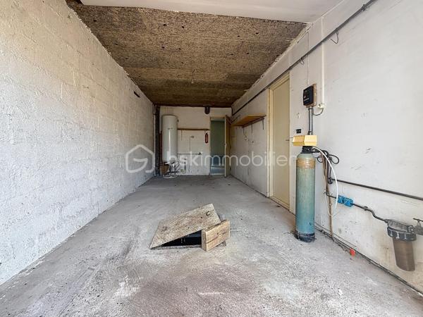 *** EXCLUSIVITE *** 
Marseillan – Maison avec jardin de 89m2 habitables, garage et fort potentiel

Dans un secteur résidentiel recherché de Marseillan, au calme d'une rue peu passante exclusivement fréquentée par les riverains, découvrez cette maison individuelle de 1979 offrant un beau potentiel d'aménagement.

En R+1, elle se compose au rez-de-chaussée d'un agréable salon-séjour lumineux ouvrant sur le jardin arrière, d'une spacieuse cuisine indépendante également accessible depuis l'extérieur, d'un WC séparé, d'un accès direct au garage ainsi que d'un très grand sous-sol, idéal pour le stockage ou un atelier.

À l'extérieur, vous profiterez d'un jardin à l'avant de la maison ainsi que d'un second espace à l'arrière, véritable prolongement des pièces de vie. Le terrain, piscinable, offre de nombreuses possibilités d'aménagement pour créer un espace extérieur à votre image.

À l'étage, l'espace nuit comprend trois chambres, dont deux disposent de placards intégrés, ainsi qu'une grande salle d'eau avec WC.

Des travaux de rafraîchissement sont à prévoir afin de remettre cette maison au goût du jour et d'exploiter pleinement son fort potentiel.

Le centre-ville de Marseillan, ses commerces, ses écoles et l'ensemble des commodités sont accessibles en une quinzaine de minutes à pied, offrant un cadre de vie pratique et agréable.

Une belle opportunité pour une résidence principale, une maison de vacances ou un investissement dans une commune très prisée du littoral héraultais.

Plus d'informations ou pour programmer une visite, Jonathan Deniau au O6 81 16 71 20.