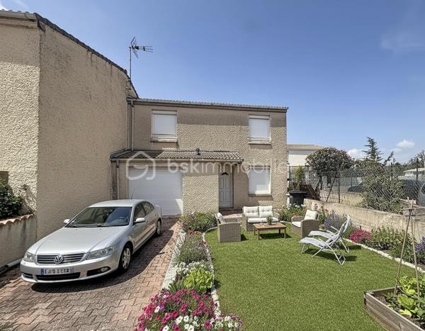 *** EXCLUSIVITE *** 
Marseillan – Maison avec jardin de 89m2 habitables, garage et fort potentiel

Dans un secteur résidentiel recherché de Marseillan, au calme d'une rue peu passante exclusivement fréquentée par les riverains, découvrez cette maison individuelle de 1979 offrant un beau potentiel d'aménagement.

En R+1, elle se compose au rez-de-chaussée d'un agréable salon-séjour lumineux ouvrant sur le jardin arrière, d'une spacieuse cuisine indépendante également accessible depuis l'extérieur, d'un WC séparé, d'un accès direct au garage ainsi que d'un très grand sous-sol, idéal pour le stockage ou un atelier.

À l'extérieur, vous profiterez d'un jardin à l'avant de la maison ainsi que d'un second espace à l'arrière, véritable prolongement des pièces de vie. Le terrain, piscinable, offre de nombreuses possibilités d'aménagement pour créer un espace extérieur à votre image.

À l'étage, l'espace nuit comprend trois chambres, dont deux disposent de placards intégrés, ainsi qu'une grande salle d'eau avec WC.

Des travaux de rafraîchissement sont à prévoir afin de remettre cette maison au goût du jour et d'exploiter pleinement son fort potentiel.

Le centre-ville de Marseillan, ses commerces, ses écoles et l'ensemble des commodités sont accessibles en une quinzaine de minutes à pied, offrant un cadre de vie pratique et agréable.

Une belle opportunité pour une résidence principale, une maison de vacances ou un investissement dans une commune très prisée du littoral héraultais.

Plus d'informations ou pour programmer une visite, Jonathan Deniau au O6 81 16 71 20.