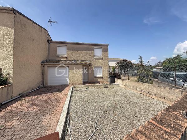 *** EXCLUSIVITE *** 
Marseillan – Maison avec jardin de 89m2 habitables, garage et fort potentiel

Dans un secteur résidentiel recherché de Marseillan, au calme d'une rue peu passante exclusivement fréquentée par les riverains, découvrez cette maison individuelle de 1979 offrant un beau potentiel d'aménagement.

En R+1, elle se compose au rez-de-chaussée d'un agréable salon-séjour lumineux ouvrant sur le jardin arrière, d'une spacieuse cuisine indépendante également accessible depuis l'extérieur, d'un WC séparé, d'un accès direct au garage ainsi que d'un très grand sous-sol, idéal pour le stockage ou un atelier.

À l'extérieur, vous profiterez d'un jardin à l'avant de la maison ainsi que d'un second espace à l'arrière, véritable prolongement des pièces de vie. Le terrain, piscinable, offre de nombreuses possibilités d'aménagement pour créer un espace extérieur à votre image.

À l'étage, l'espace nuit comprend trois chambres, dont deux disposent de placards intégrés, ainsi qu'une grande salle d'eau avec WC.

Des travaux de rafraîchissement sont à prévoir afin de remettre cette maison au goût du jour et d'exploiter pleinement son fort potentiel.

Le centre-ville de Marseillan, ses commerces, ses écoles et l'ensemble des commodités sont accessibles en une quinzaine de minutes à pied, offrant un cadre de vie pratique et agréable.

Une belle opportunité pour une résidence principale, une maison de vacances ou un investissement dans une commune très prisée du littoral héraultais.

Plus d'informations ou pour programmer une visite, Jonathan Deniau au O6 81 16 71 20.