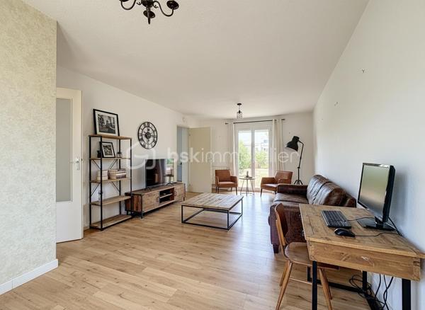 *** EXCLUSIVITE *** 
Marseillan – Maison avec jardin de 89m2 habitables, garage et fort potentiel

Dans un secteur résidentiel recherché de Marseillan, au calme d'une rue peu passante exclusivement fréquentée par les riverains, découvrez cette maison individuelle de 1979 offrant un beau potentiel d'aménagement.

En R+1, elle se compose au rez-de-chaussée d'un agréable salon-séjour lumineux ouvrant sur le jardin arrière, d'une spacieuse cuisine indépendante également accessible depuis l'extérieur, d'un WC séparé, d'un accès direct au garage ainsi que d'un très grand sous-sol, idéal pour le stockage ou un atelier.

À l'extérieur, vous profiterez d'un jardin à l'avant de la maison ainsi que d'un second espace à l'arrière, véritable prolongement des pièces de vie. Le terrain, piscinable, offre de nombreuses possibilités d'aménagement pour créer un espace extérieur à votre image.

À l'étage, l'espace nuit comprend trois chambres, dont deux disposent de placards intégrés, ainsi qu'une grande salle d'eau avec WC.

Des travaux de rafraîchissement sont à prévoir afin de remettre cette maison au goût du jour et d'exploiter pleinement son fort potentiel.

Le centre-ville de Marseillan, ses commerces, ses écoles et l'ensemble des commodités sont accessibles en une quinzaine de minutes à pied, offrant un cadre de vie pratique et agréable.

Une belle opportunité pour une résidence principale, une maison de vacances ou un investissement dans une commune très prisée du littoral héraultais.

Plus d'informations ou pour programmer une visite, Jonathan Deniau au O6 81 16 71 20.