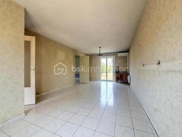 *** EXCLUSIVITE *** 
Marseillan – Maison avec jardin de 89m2 habitables, garage et fort potentiel

Dans un secteur résidentiel recherché de Marseillan, au calme d'une rue peu passante exclusivement fréquentée par les riverains, découvrez cette maison individuelle de 1979 offrant un beau potentiel d'aménagement.

En R+1, elle se compose au rez-de-chaussée d'un agréable salon-séjour lumineux ouvrant sur le jardin arrière, d'une spacieuse cuisine indépendante également accessible depuis l'extérieur, d'un WC séparé, d'un accès direct au garage ainsi que d'un très grand sous-sol, idéal pour le stockage ou un atelier.

À l'extérieur, vous profiterez d'un jardin à l'avant de la maison ainsi que d'un second espace à l'arrière, véritable prolongement des pièces de vie. Le terrain, piscinable, offre de nombreuses possibilités d'aménagement pour créer un espace extérieur à votre image.

À l'étage, l'espace nuit comprend trois chambres, dont deux disposent de placards intégrés, ainsi qu'une grande salle d'eau avec WC.

Des travaux de rafraîchissement sont à prévoir afin de remettre cette maison au goût du jour et d'exploiter pleinement son fort potentiel.

Le centre-ville de Marseillan, ses commerces, ses écoles et l'ensemble des commodités sont accessibles en une quinzaine de minutes à pied, offrant un cadre de vie pratique et agréable.

Une belle opportunité pour une résidence principale, une maison de vacances ou un investissement dans une commune très prisée du littoral héraultais.

Plus d'informations ou pour programmer une visite, Jonathan Deniau au O6 81 16 71 20.