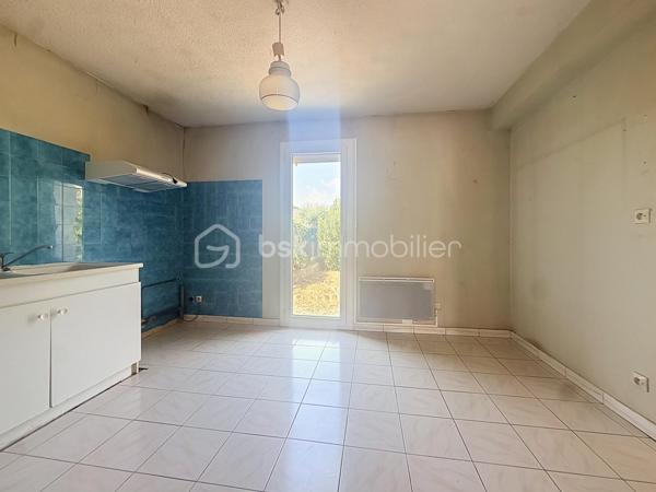 *** EXCLUSIVITE *** 
Marseillan – Maison avec jardin de 89m2 habitables, garage et fort potentiel

Dans un secteur résidentiel recherché de Marseillan, au calme d'une rue peu passante exclusivement fréquentée par les riverains, découvrez cette maison individuelle de 1979 offrant un beau potentiel d'aménagement.

En R+1, elle se compose au rez-de-chaussée d'un agréable salon-séjour lumineux ouvrant sur le jardin arrière, d'une spacieuse cuisine indépendante également accessible depuis l'extérieur, d'un WC séparé, d'un accès direct au garage ainsi que d'un très grand sous-sol, idéal pour le stockage ou un atelier.

À l'extérieur, vous profiterez d'un jardin à l'avant de la maison ainsi que d'un second espace à l'arrière, véritable prolongement des pièces de vie. Le terrain, piscinable, offre de nombreuses possibilités d'aménagement pour créer un espace extérieur à votre image.

À l'étage, l'espace nuit comprend trois chambres, dont deux disposent de placards intégrés, ainsi qu'une grande salle d'eau avec WC.

Des travaux de rafraîchissement sont à prévoir afin de remettre cette maison au goût du jour et d'exploiter pleinement son fort potentiel.

Le centre-ville de Marseillan, ses commerces, ses écoles et l'ensemble des commodités sont accessibles en une quinzaine de minutes à pied, offrant un cadre de vie pratique et agréable.

Une belle opportunité pour une résidence principale, une maison de vacances ou un investissement dans une commune très prisée du littoral héraultais.

Plus d'informations ou pour programmer une visite, Jonathan Deniau au O6 81 16 71 20.