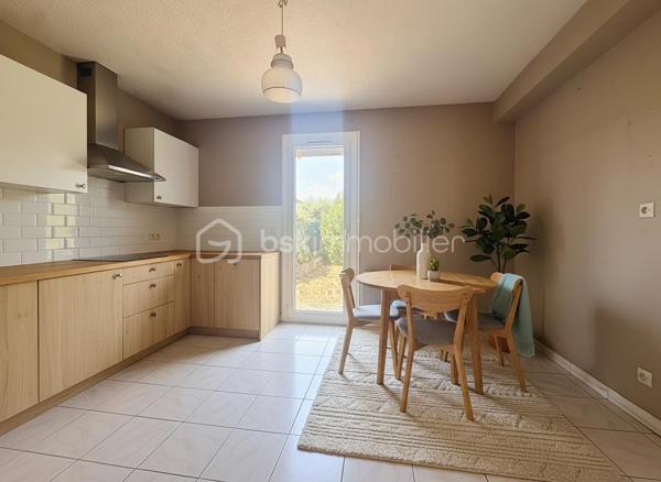 *** EXCLUSIVITE *** 
Marseillan – Maison avec jardin de 89m2 habitables, garage et fort potentiel

Dans un secteur résidentiel recherché de Marseillan, au calme d'une rue peu passante exclusivement fréquentée par les riverains, découvrez cette maison individuelle de 1979 offrant un beau potentiel d'aménagement.

En R+1, elle se compose au rez-de-chaussée d'un agréable salon-séjour lumineux ouvrant sur le jardin arrière, d'une spacieuse cuisine indépendante également accessible depuis l'extérieur, d'un WC séparé, d'un accès direct au garage ainsi que d'un très grand sous-sol, idéal pour le stockage ou un atelier.

À l'extérieur, vous profiterez d'un jardin à l'avant de la maison ainsi que d'un second espace à l'arrière, véritable prolongement des pièces de vie. Le terrain, piscinable, offre de nombreuses possibilités d'aménagement pour créer un espace extérieur à votre image.

À l'étage, l'espace nuit comprend trois chambres, dont deux disposent de placards intégrés, ainsi qu'une grande salle d'eau avec WC.

Des travaux de rafraîchissement sont à prévoir afin de remettre cette maison au goût du jour et d'exploiter pleinement son fort potentiel.

Le centre-ville de Marseillan, ses commerces, ses écoles et l'ensemble des commodités sont accessibles en une quinzaine de minutes à pied, offrant un cadre de vie pratique et agréable.

Une belle opportunité pour une résidence principale, une maison de vacances ou un investissement dans une commune très prisée du littoral héraultais.

Plus d'informations ou pour programmer une visite, Jonathan Deniau au O6 81 16 71 20.