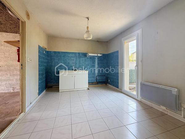 *** EXCLUSIVITE *** 
Marseillan – Maison avec jardin de 89m2 habitables, garage et fort potentiel

Dans un secteur résidentiel recherché de Marseillan, au calme d'une rue peu passante exclusivement fréquentée par les riverains, découvrez cette maison individuelle de 1979 offrant un beau potentiel d'aménagement.

En R+1, elle se compose au rez-de-chaussée d'un agréable salon-séjour lumineux ouvrant sur le jardin arrière, d'une spacieuse cuisine indépendante également accessible depuis l'extérieur, d'un WC séparé, d'un accès direct au garage ainsi que d'un très grand sous-sol, idéal pour le stockage ou un atelier.

À l'extérieur, vous profiterez d'un jardin à l'avant de la maison ainsi que d'un second espace à l'arrière, véritable prolongement des pièces de vie. Le terrain, piscinable, offre de nombreuses possibilités d'aménagement pour créer un espace extérieur à votre image.

À l'étage, l'espace nuit comprend trois chambres, dont deux disposent de placards intégrés, ainsi qu'une grande salle d'eau avec WC.

Des travaux de rafraîchissement sont à prévoir afin de remettre cette maison au goût du jour et d'exploiter pleinement son fort potentiel.

Le centre-ville de Marseillan, ses commerces, ses écoles et l'ensemble des commodités sont accessibles en une quinzaine de minutes à pied, offrant un cadre de vie pratique et agréable.

Une belle opportunité pour une résidence principale, une maison de vacances ou un investissement dans une commune très prisée du littoral héraultais.

Plus d'informations ou pour programmer une visite, Jonathan Deniau au O6 81 16 71 20.