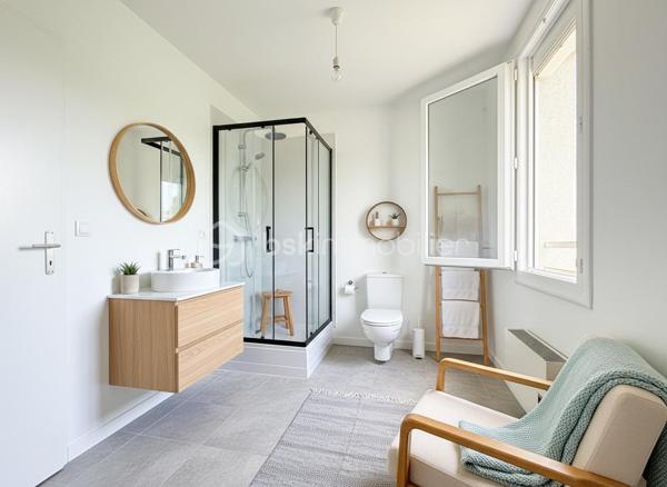 *** EXCLUSIVITE *** 
Marseillan – Maison avec jardin de 89m2 habitables, garage et fort potentiel

Dans un secteur résidentiel recherché de Marseillan, au calme d'une rue peu passante exclusivement fréquentée par les riverains, découvrez cette maison individuelle de 1979 offrant un beau potentiel d'aménagement.

En R+1, elle se compose au rez-de-chaussée d'un agréable salon-séjour lumineux ouvrant sur le jardin arrière, d'une spacieuse cuisine indépendante également accessible depuis l'extérieur, d'un WC séparé, d'un accès direct au garage ainsi que d'un très grand sous-sol, idéal pour le stockage ou un atelier.

À l'extérieur, vous profiterez d'un jardin à l'avant de la maison ainsi que d'un second espace à l'arrière, véritable prolongement des pièces de vie. Le terrain, piscinable, offre de nombreuses possibilités d'aménagement pour créer un espace extérieur à votre image.

À l'étage, l'espace nuit comprend trois chambres, dont deux disposent de placards intégrés, ainsi qu'une grande salle d'eau avec WC.

Des travaux de rafraîchissement sont à prévoir afin de remettre cette maison au goût du jour et d'exploiter pleinement son fort potentiel.

Le centre-ville de Marseillan, ses commerces, ses écoles et l'ensemble des commodités sont accessibles en une quinzaine de minutes à pied, offrant un cadre de vie pratique et agréable.

Une belle opportunité pour une résidence principale, une maison de vacances ou un investissement dans une commune très prisée du littoral héraultais.

Plus d'informations ou pour programmer une visite, Jonathan Deniau au O6 81 16 71 20.