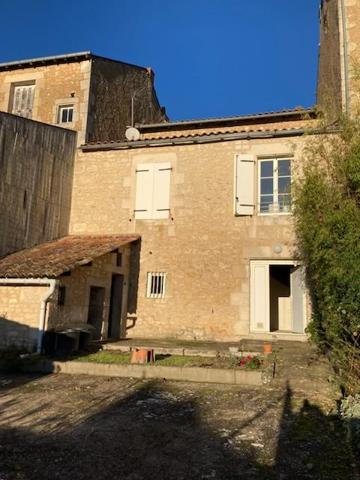 MAISON DE VILLE AVEC COUR ET GARAGE