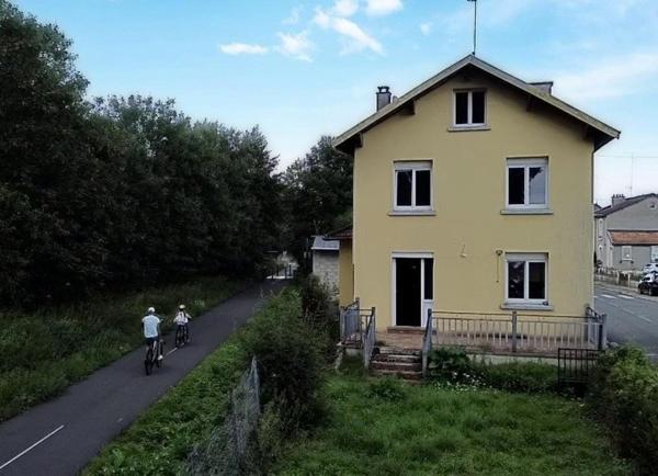 À vendre – Maison 115 m² avec jardin et grand garage loué.