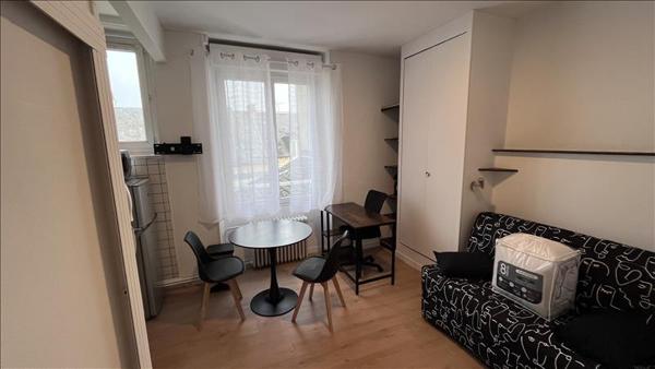 Appartement à louer 335 € CC CHATEAUROUX 1 pièce 18 m² DPE C