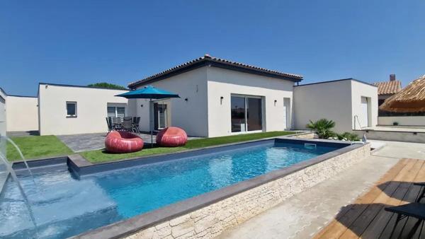 Villa contemporaine plain pied 156m² sur terrain paysagé avec piscine et grand garage