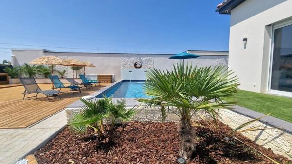 Villa contemporaine plain pied 156m² sur terrain paysagé avec piscine et grand garage
