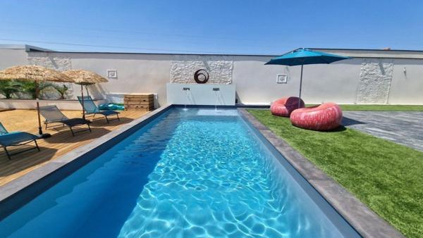 Villa contemporaine plain pied 156m² sur terrain paysagé avec piscine et grand garage
