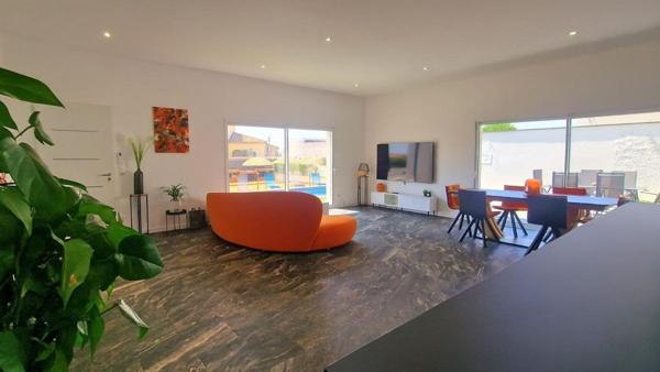 Villa contemporaine plain pied 156m² sur terrain paysagé avec piscine et grand garage