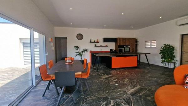 Villa contemporaine plain pied 156m² sur terrain paysagé avec piscine et grand garage