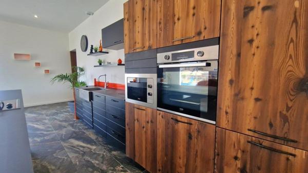 Villa contemporaine plain pied 156m² sur terrain paysagé avec piscine et grand garage