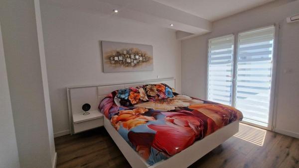 Villa contemporaine plain pied 156m² sur terrain paysagé avec piscine et grand garage