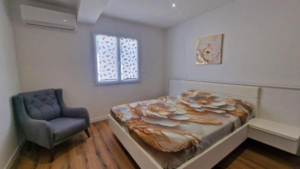 Villa contemporaine plain pied 156m² sur terrain paysagé avec piscine et grand garage