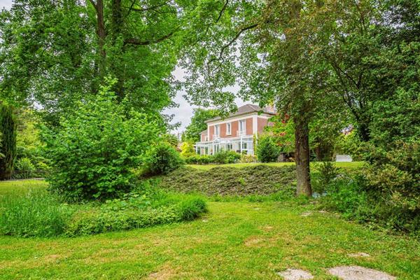 Deux maisons 17 pièces 550 m2 structure équestre parc 1ha